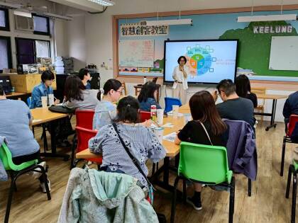6.講師帶領老師們認識三面九向的性平核心素養進行奠基.jpg